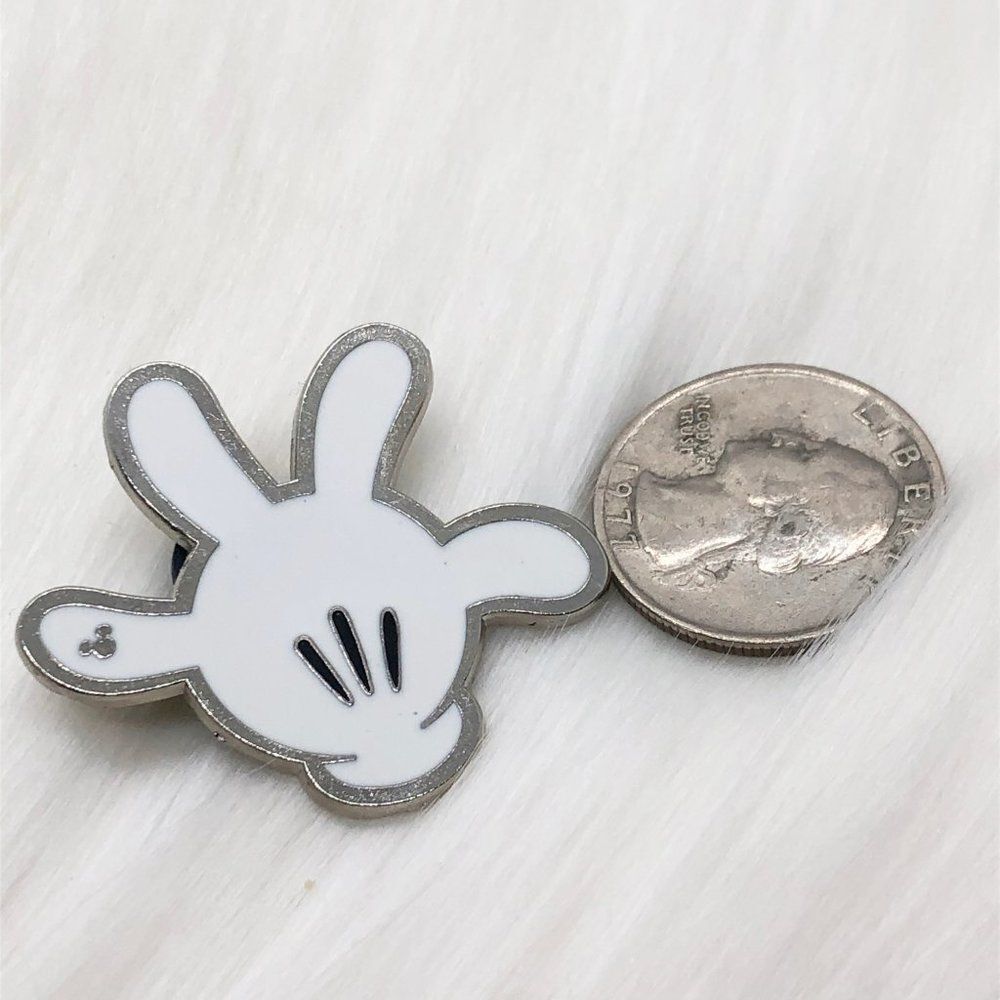 🔮 5/$25 Disney Mickey Mouse Glove Pin - Picture 2 of 3